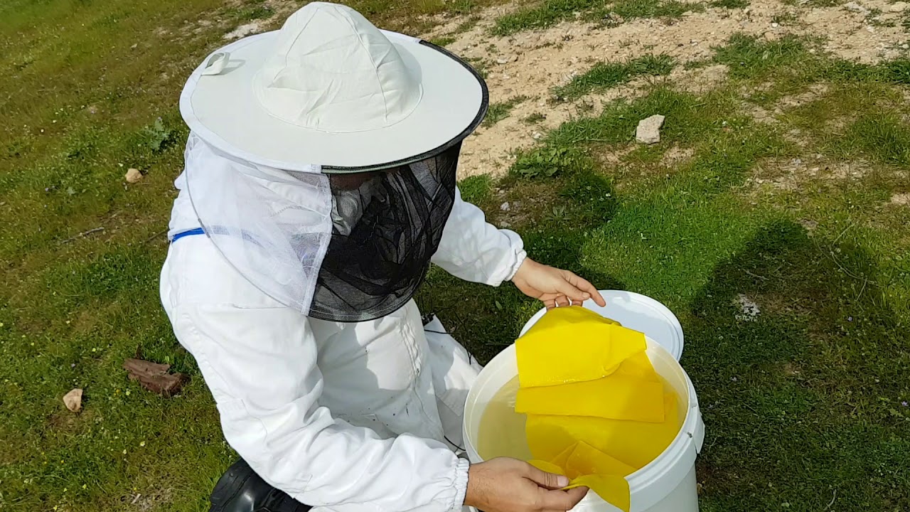 Πώς βάζω νερό στα μελίσσια μου  (2)- How to provide water for bees