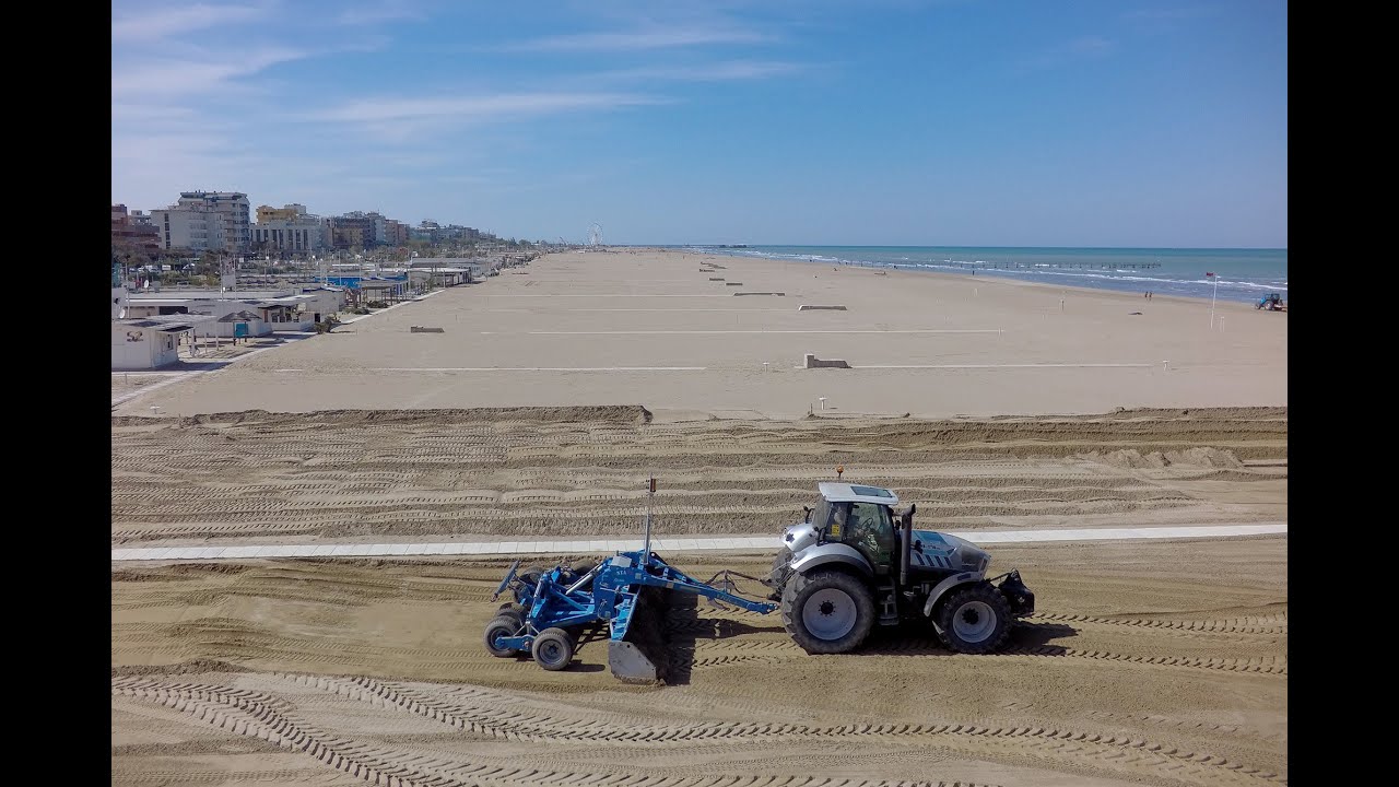 Agrimacchine Rubicone S.p.A. - Lamborghini R8.270 e Premium sulla Spiaggia di Rimini