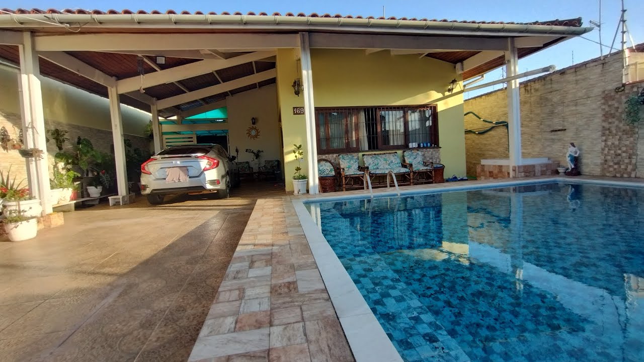 CASA COM 3 DORMITÓRIOS, PISCINA E EDÍCULA AO LADO DA PRAIA R$ 750.000,00!