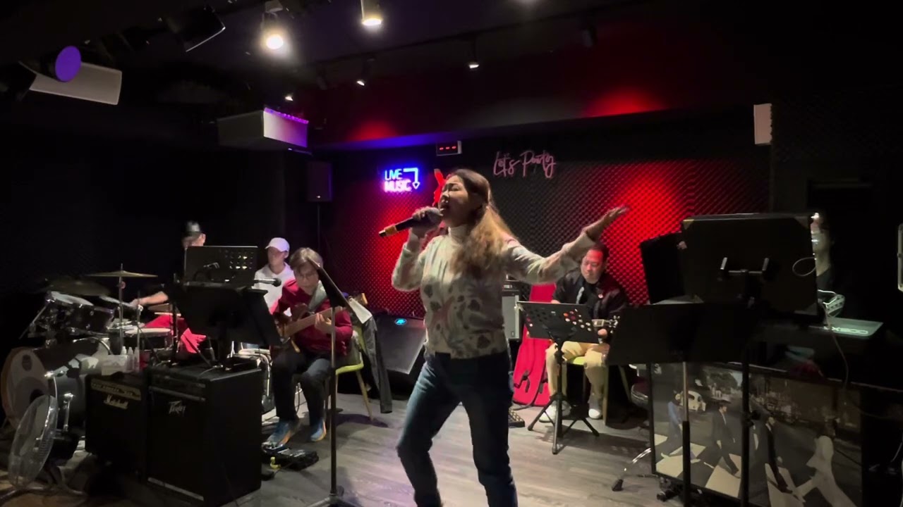 I will survive cover by Amanda @ESGlivebandmusic 