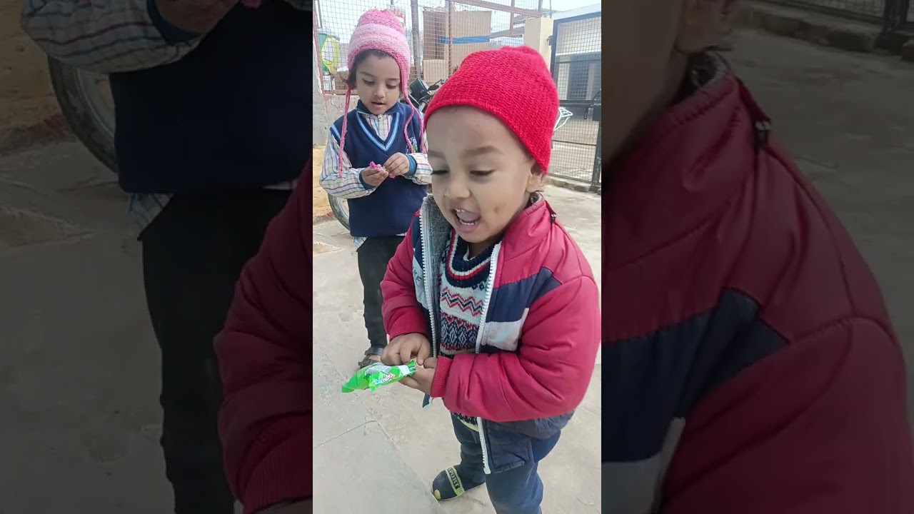 #cutebaby#childhood#candy,🍡🍭🍬 ke liye kaise chhote bacche ko pareshan kar raha hai 🤣😛 chupke chupke 