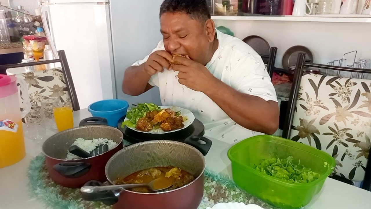 Homem Guloso Quase Sem Apetite de Come Refei&ccedil;&atilde;o Chambari  de Boi Ao Molho