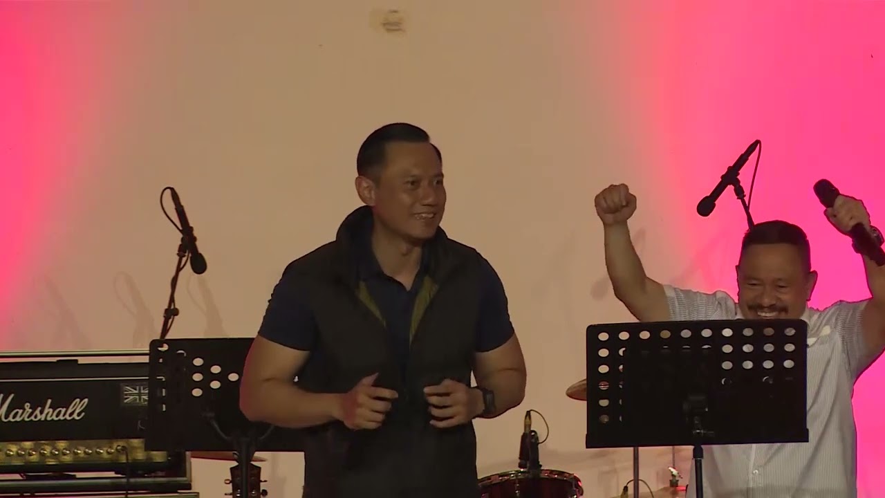 Menyanyikan Lagu Pamer Bojo