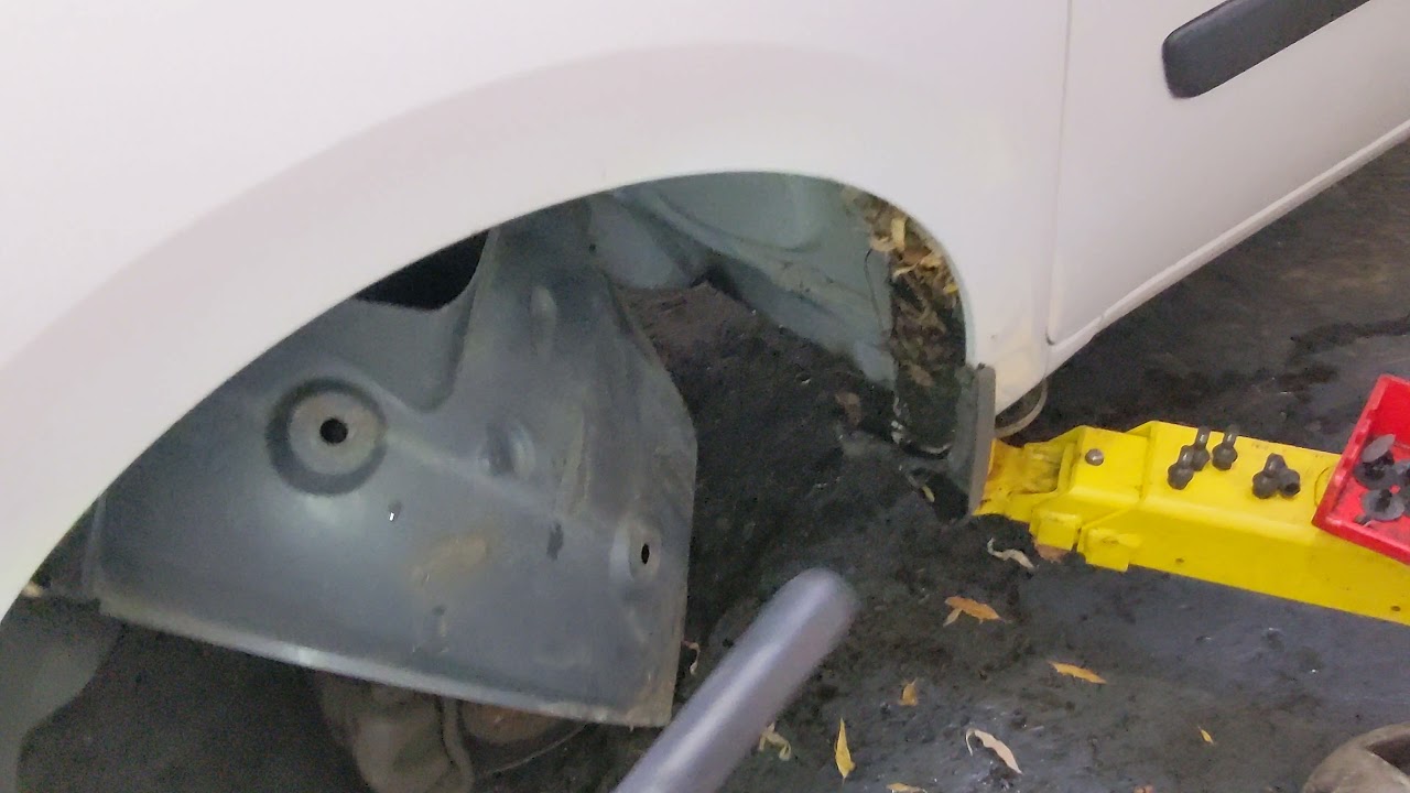 Renault Kangoo flooded cabin in heavy rain (not AC drain). Blocked drain tube locations.