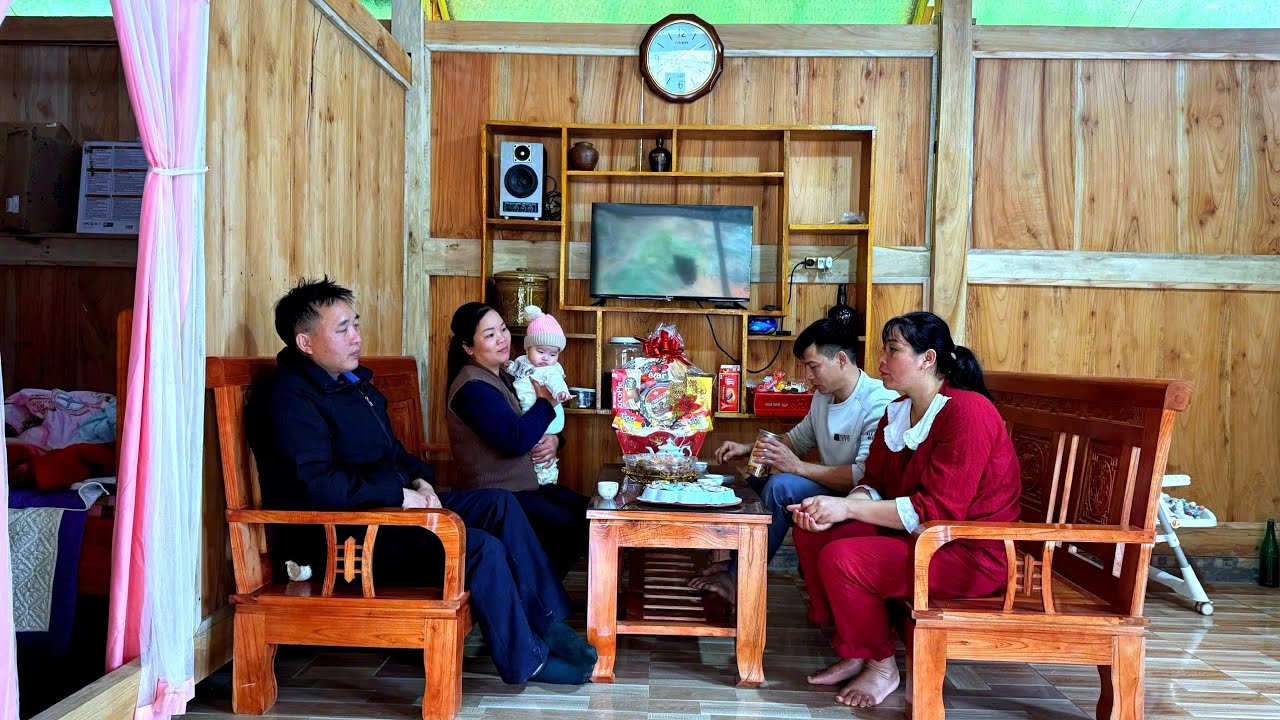 Binh and Ngoc went together to wish DT's family a Happy New Year.