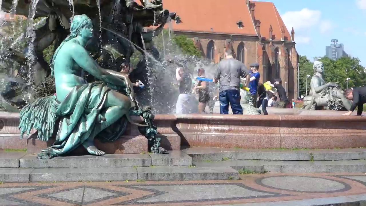 Wasserschlacht am Neptunbrunnen Berlin Mitte