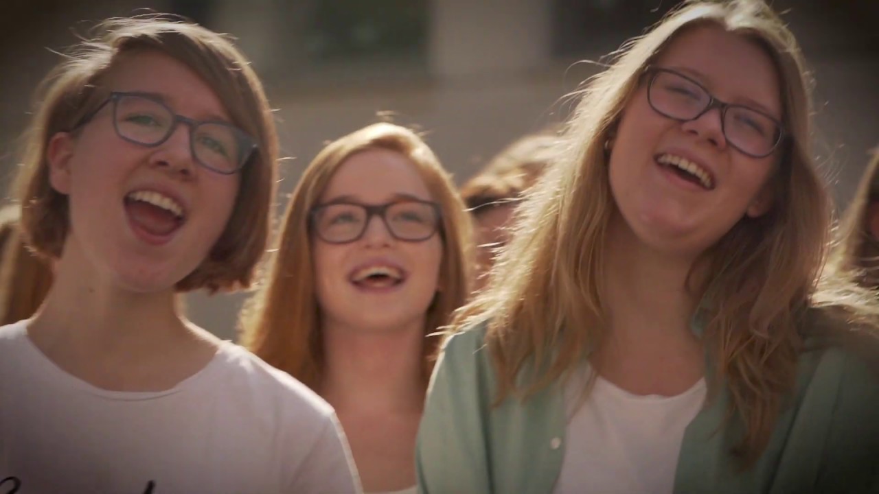 Wunderschöner Flashmob - Singen macht glücklich! Chorjugend begeistert Menschen auf der Strasse!