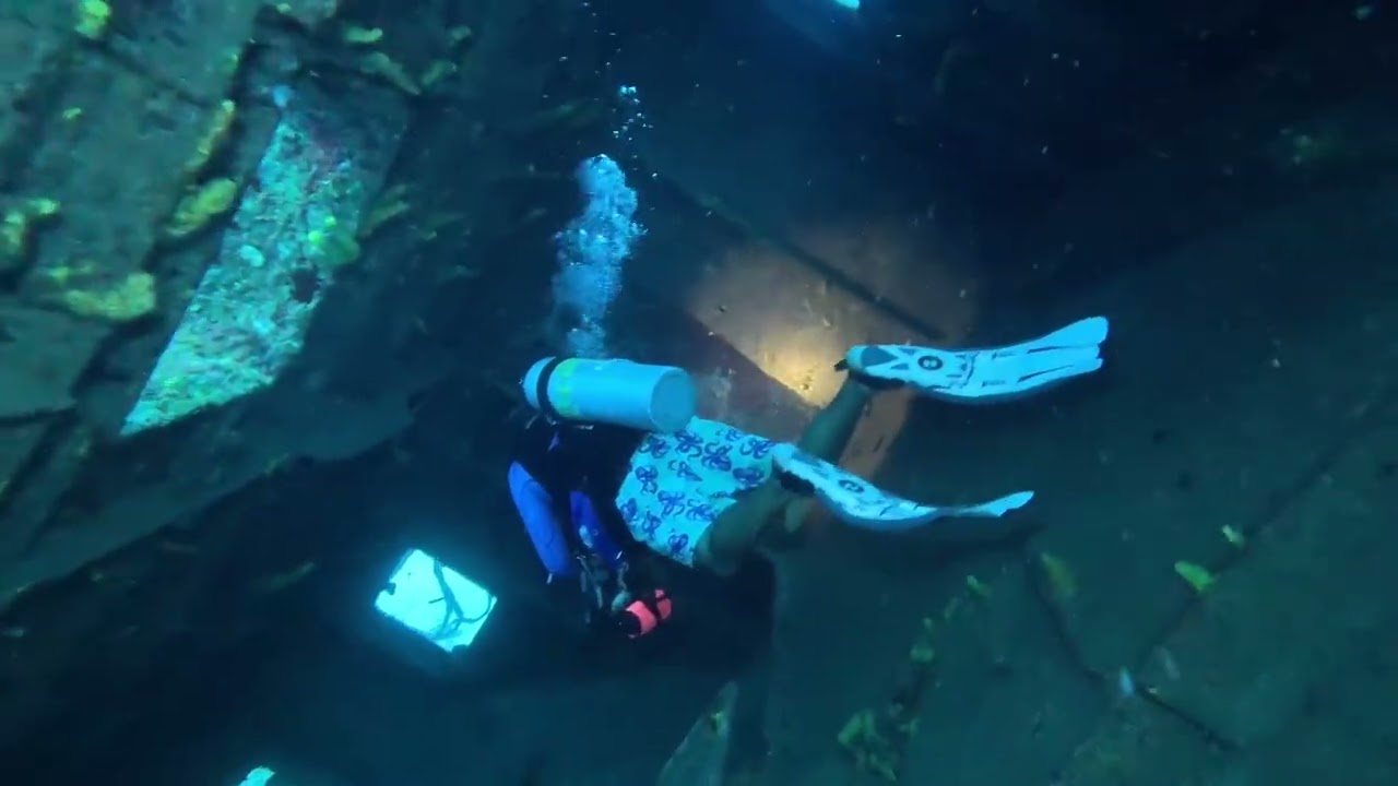 Exploring El Aguila, Roatán’s Legendary Shipwreck