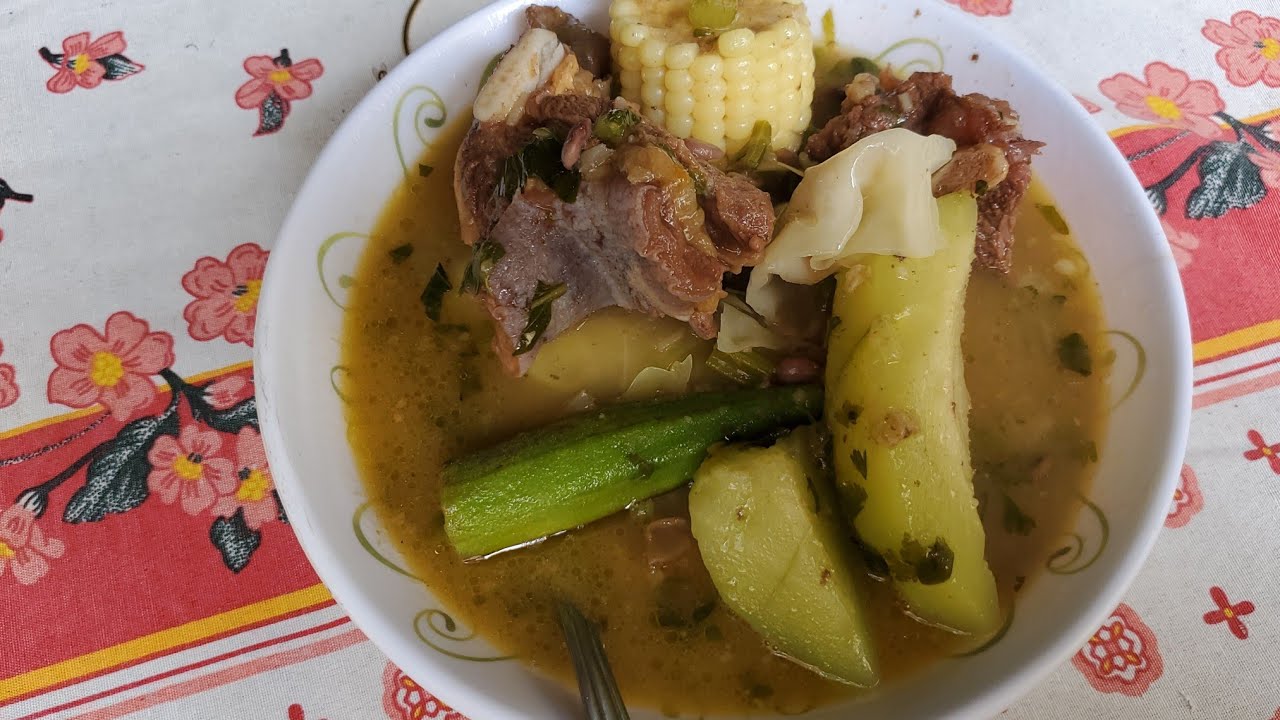 una rica sopa de frijoles nuevos con hueso de  res 😋 🤤  un que delicia