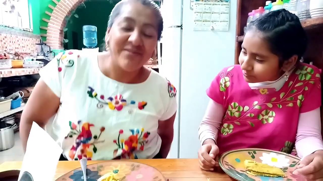 preparando tamal de elote