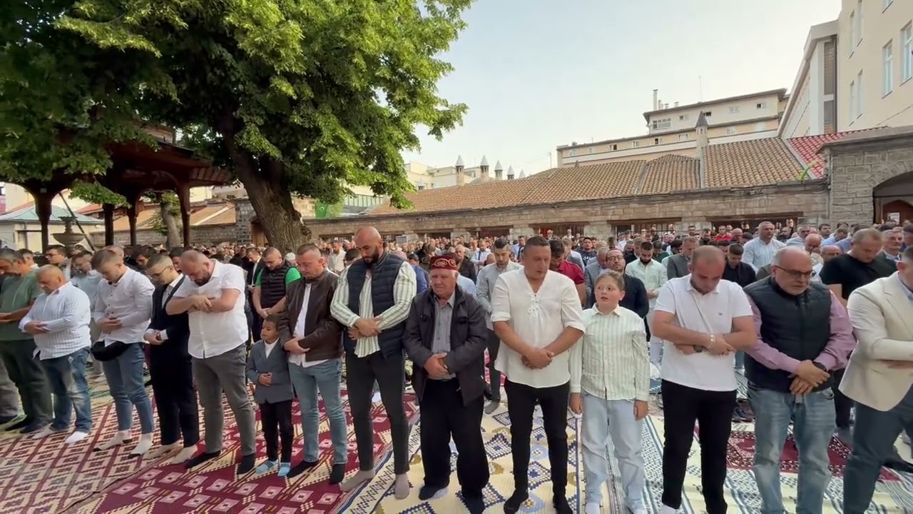 Klanjan bajram-namaz u Gazi Husrev-begovoj džamiji u Sarajevu