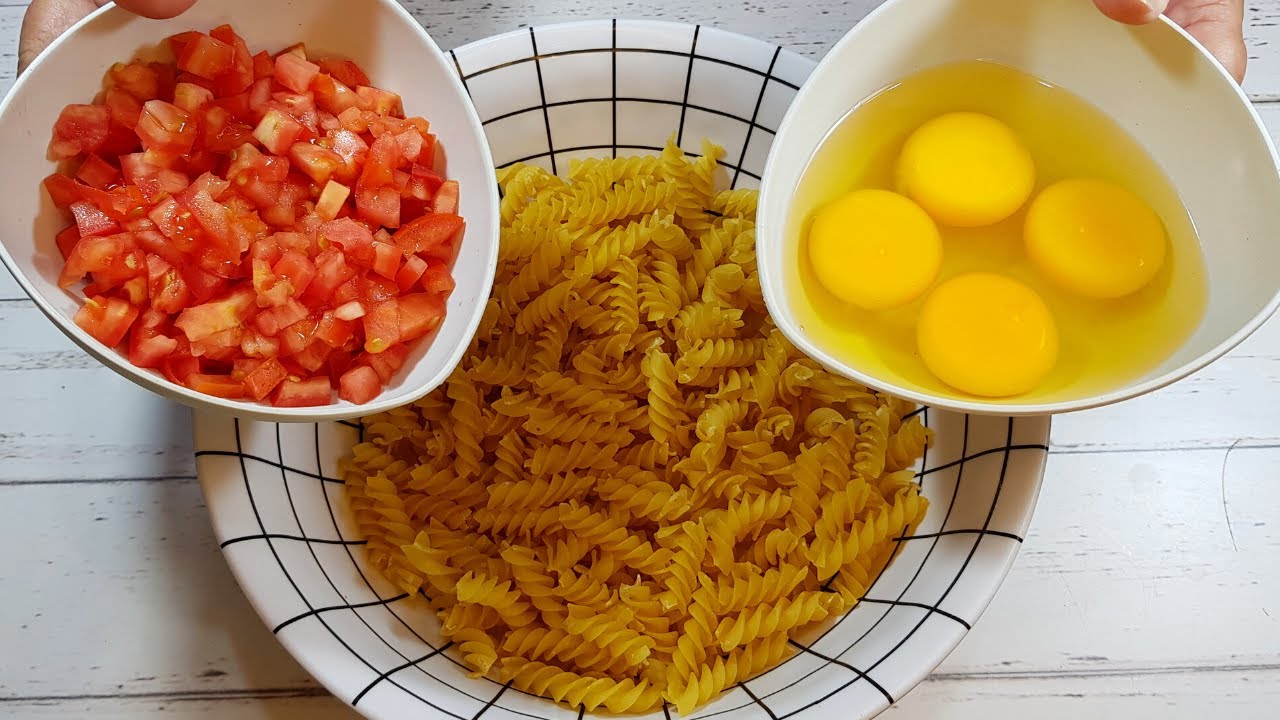 Возьмите макароны, 1 помидор и 4 яйца и приготовьте легкий, быстрый и вкусный ужин.