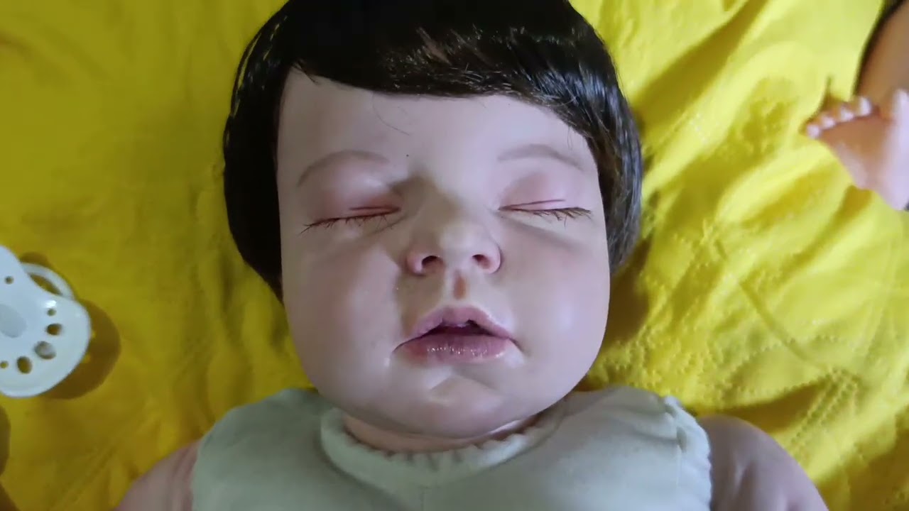 Troquinha do bebê reborn . Passando lenço umedecido 😍🥰