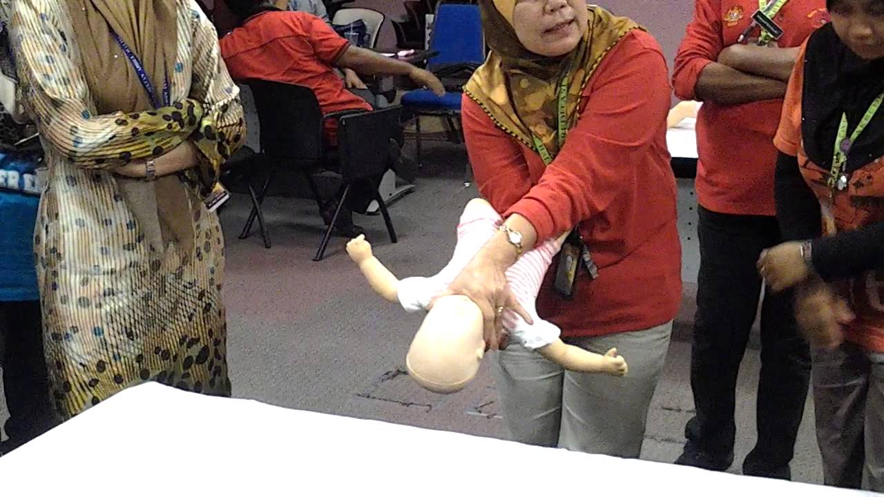 Pengurusan bayi tersedak susu. Ibu bapa harus tonton video ni!!