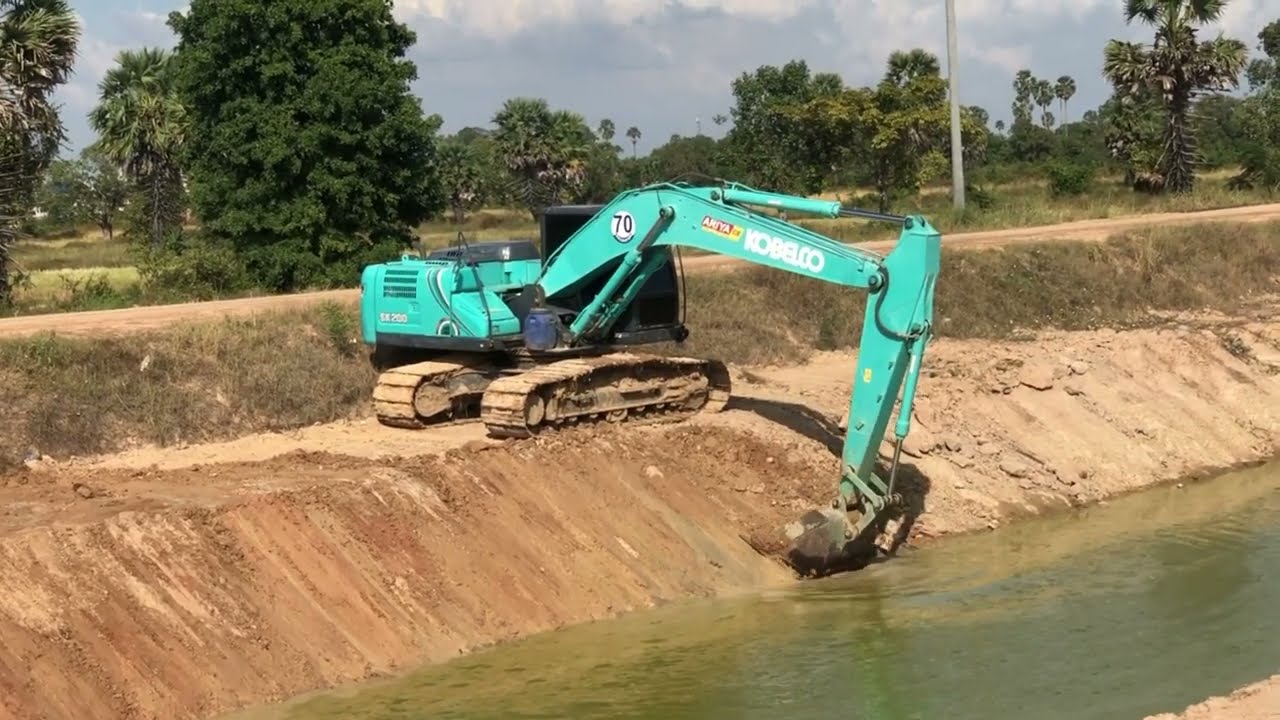 Cleaning the canals and ditches!!! Excavator (KOBELCO SK200) Working 