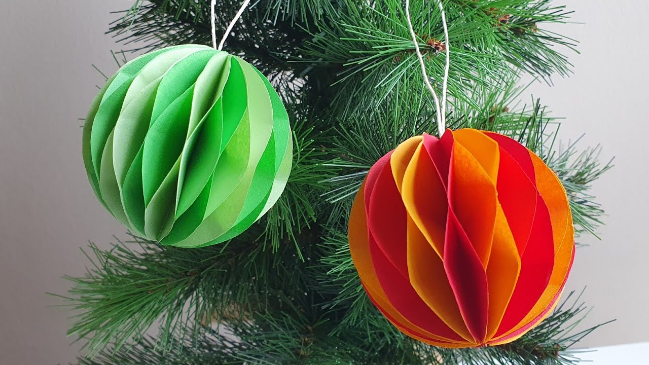 Boule de Noël en papier très décorative avec ses motifs géométriques