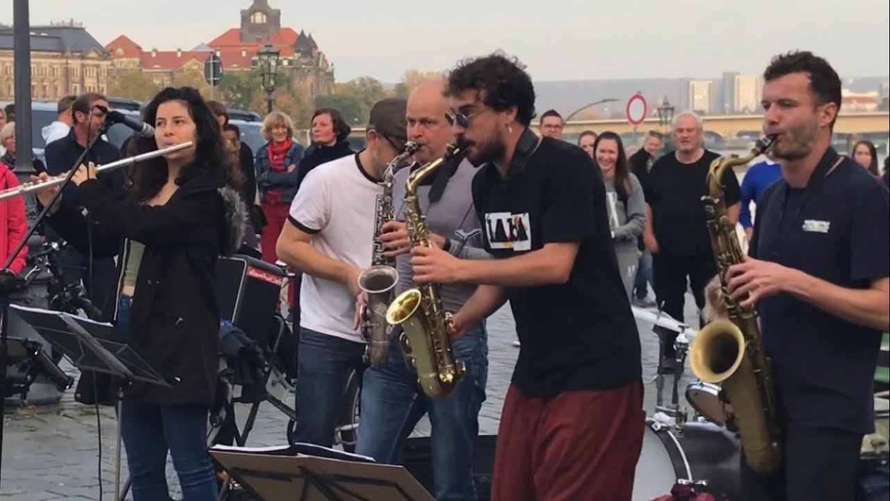 AMAZING STREET MUSICIANS BANDA INTERNATIONALE SAX BRASS PERFORMANCE LIVE MUSIC IN DRESDEN 29.10.2022