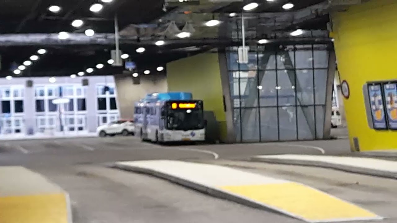 Bussen in Arnhem Centraal.  Zondag 15 februari 2026