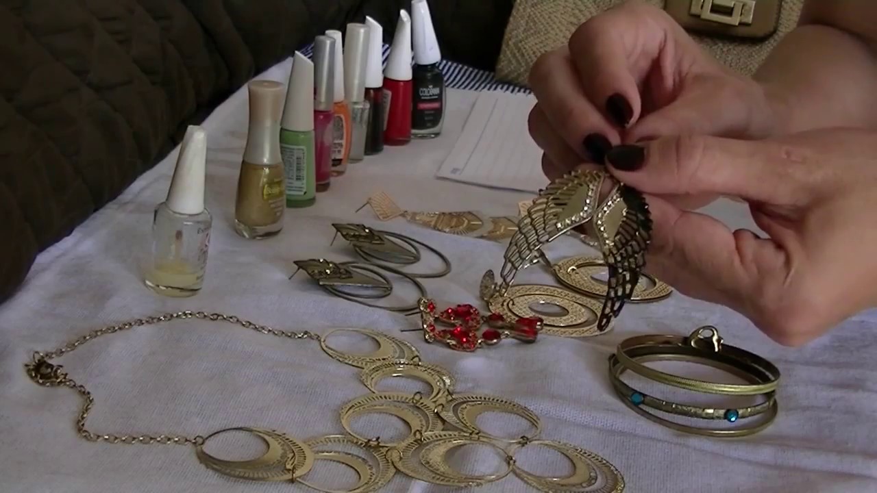 Recupere e mude as cores de suas bijuterias usando esmaltes de unha  imperdível