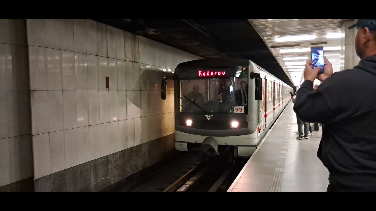 Jízda Metrem Modernizovaná Souprava 81-71M v Úseku Ládví - Kačerov