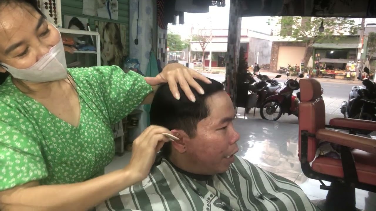 Tạo mẫu tóc cho anh khách quen 