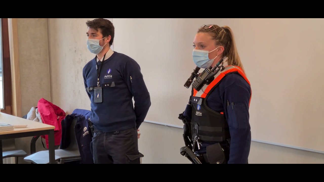 Politie-inspecteur Ilke spreekt de leerlingen van Integrale veiligheid toe