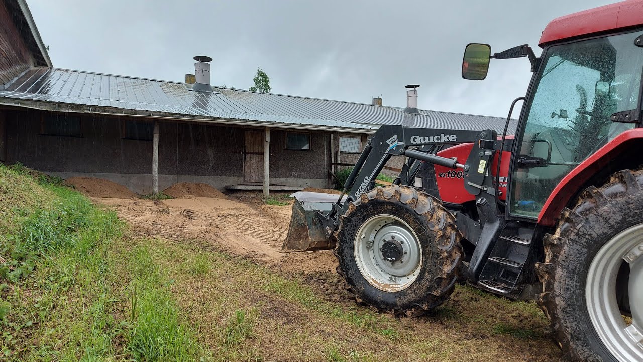 Mullitarhan kunnostusta hiekkaa ja lankkua