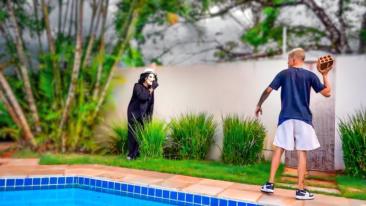 FINGI SER O MORADOR MISTERIOSO E FUI PRA CIMA DOS MEUS AMIGOS !