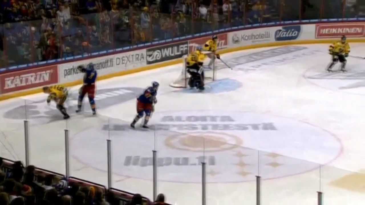 Jarkko Ruutu taklaa Artturi Lehkosta vs.Kalle Koskinen taklaa Sakari Salmista