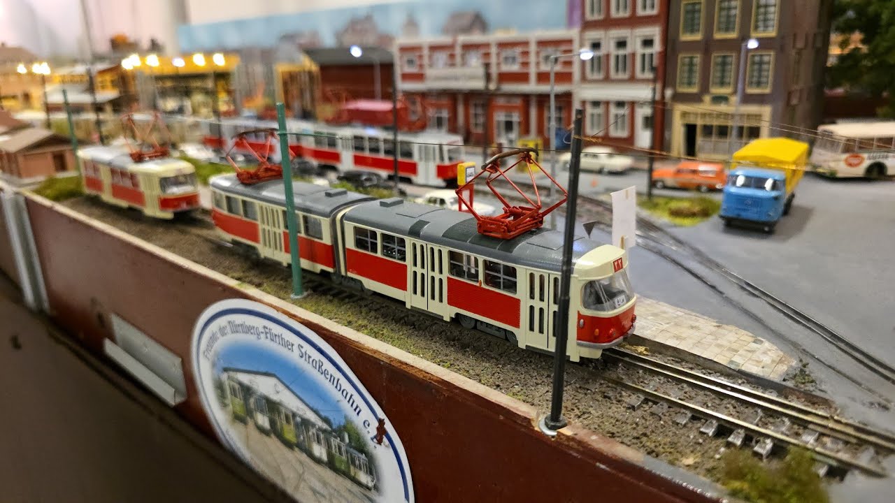 Historische moderne Straßenbahnen in einer Nordostdeutscher Stadt - Modellbahnen Erlebnis Dresden