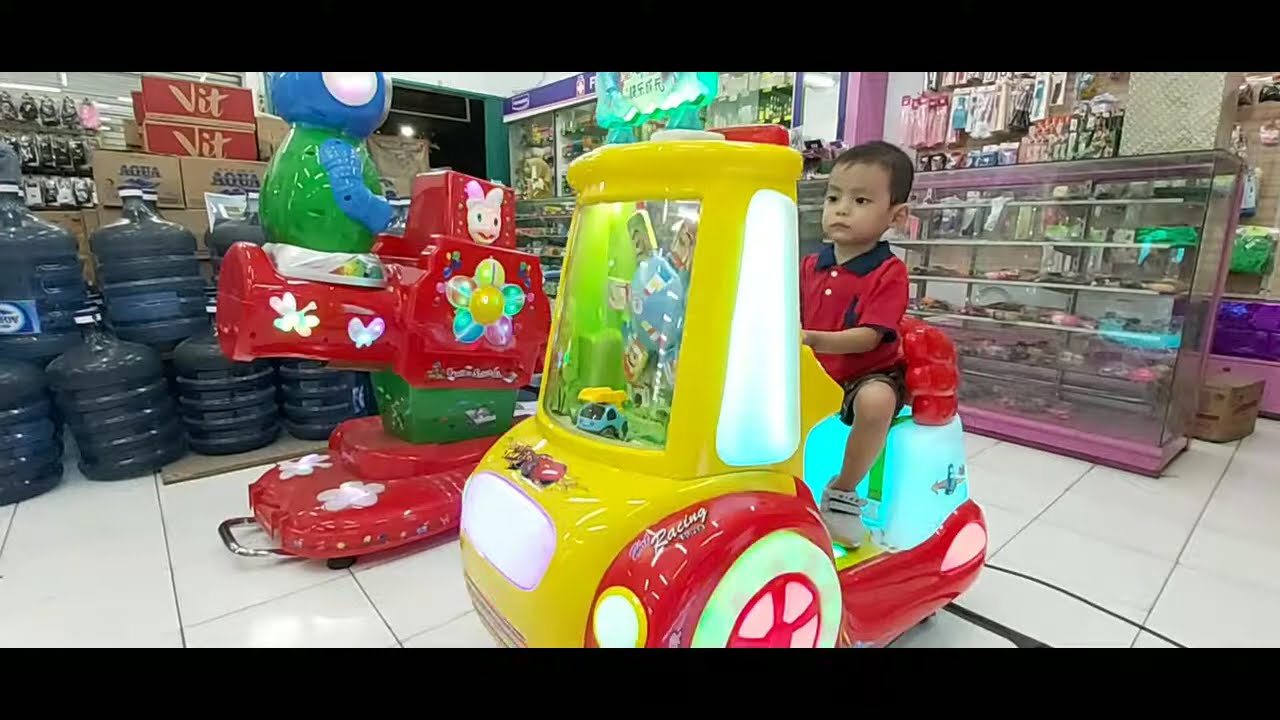 Bermain odong- odong di Pamela Swalayan