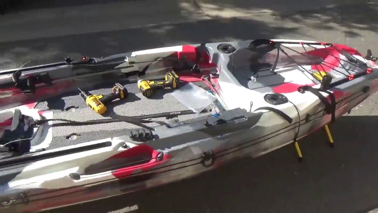 Установка руля на байдарку Feelfree Lure 11.5 выполнена компанией Headwaters Kayak Shop.