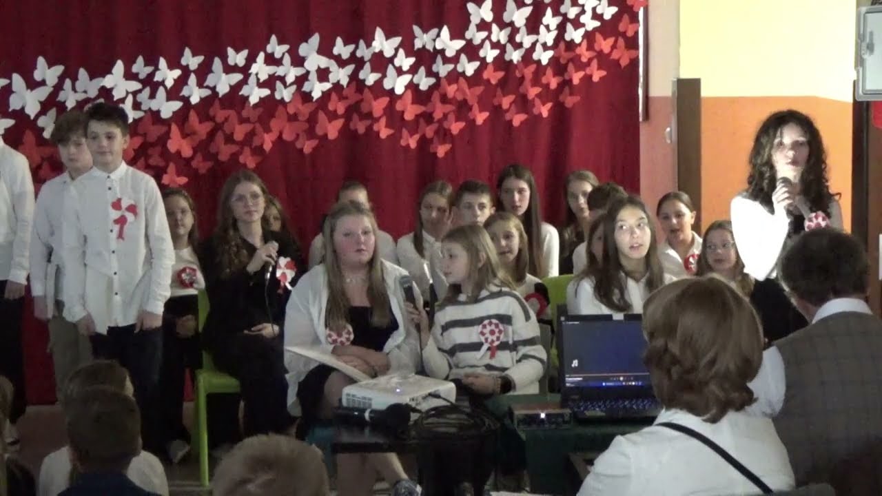Apel klas siódmych z okazji rocznicy odzyskania przez Polskę niepodległości