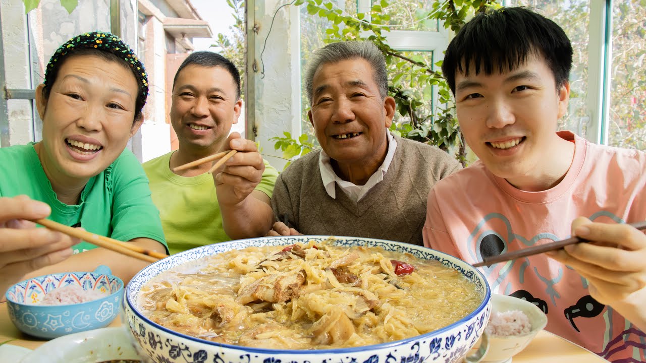 Лапша тушеная со свининой и квашеной капустой, кислая и освежающая