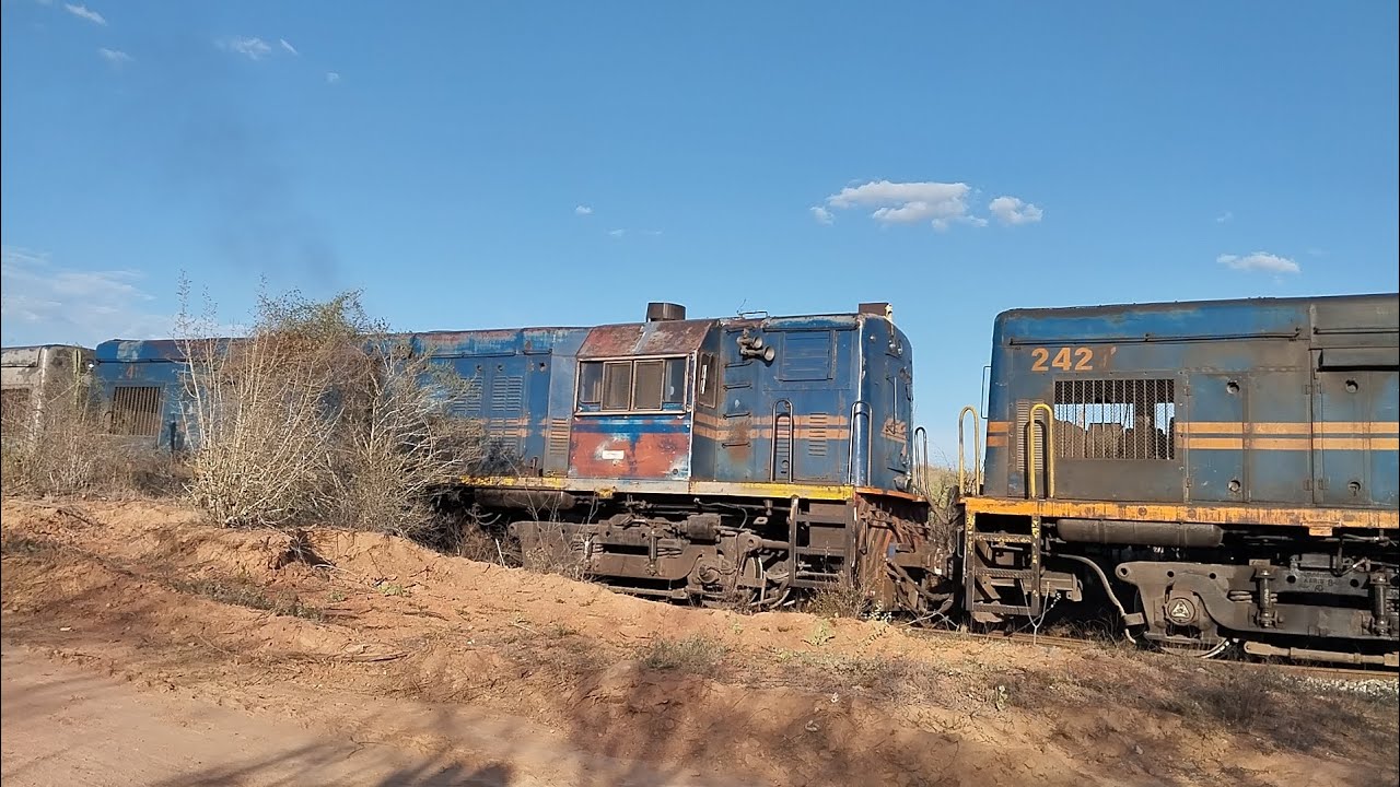 TREM CARREGADO DE CROMO COM VAGÕES HAD LEVANTANDO OS RODEIRO DO TRILHO
