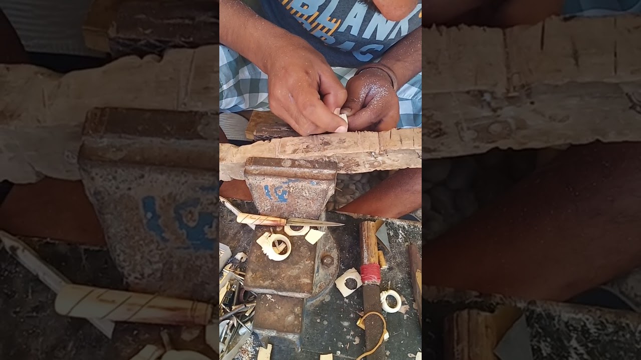 Aksesoris gading (proses pekerjaannya. bahan dasar gading asli)