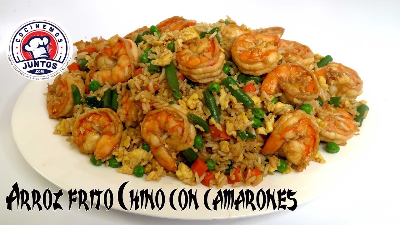 Arroz integral frito Chino con camarones. Comida China