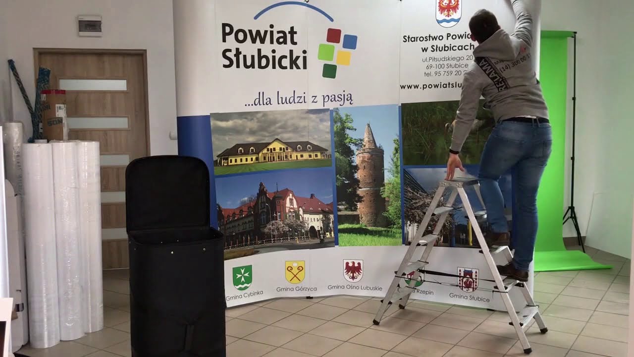 Rozkładanie ścianki reklamowej pop up