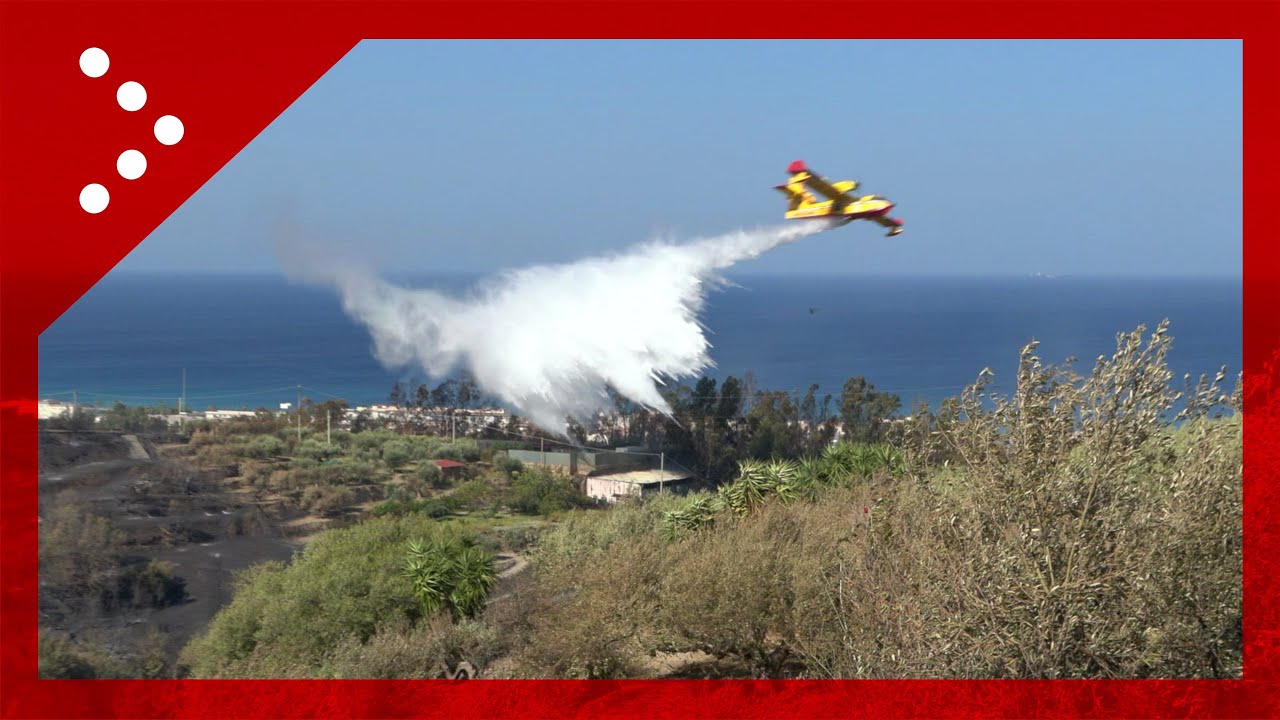 Incendi nel messinese a Villafranca Tirrena, in volo canadair: sganci d'acqua su un deposito