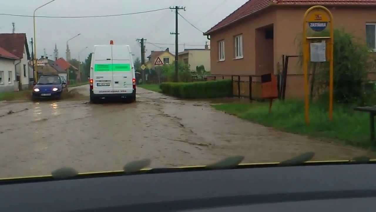 voda na ceste Šaštín Stráže