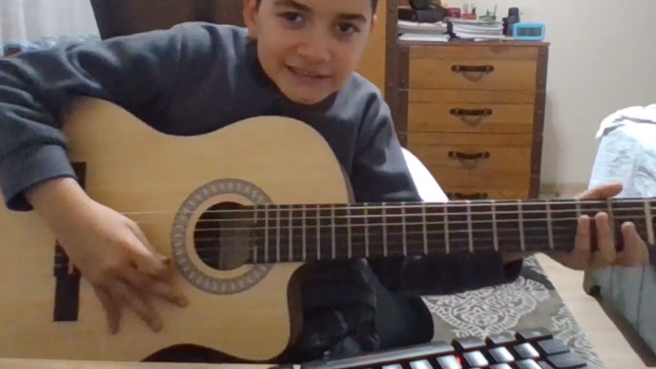 Selam. Gitar çalan normal bi çocuk. Kendimi tanıtıyorum. Sadece bu...