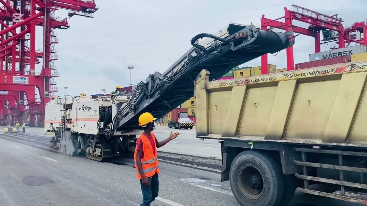Asphalt Milling in 95 Seconds &ndash; Fast Road Surface Removal!