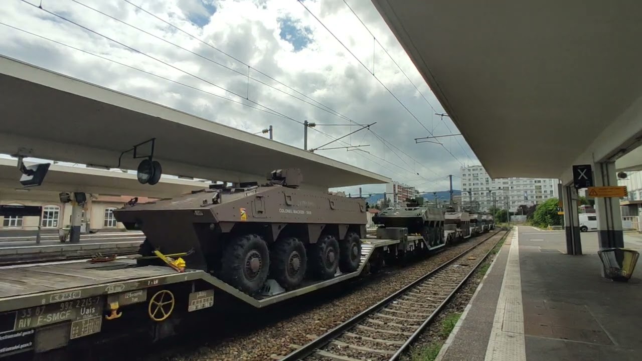 FRET militaire en gare de Clermont Ferrand bb 75000 + wagons militaire.