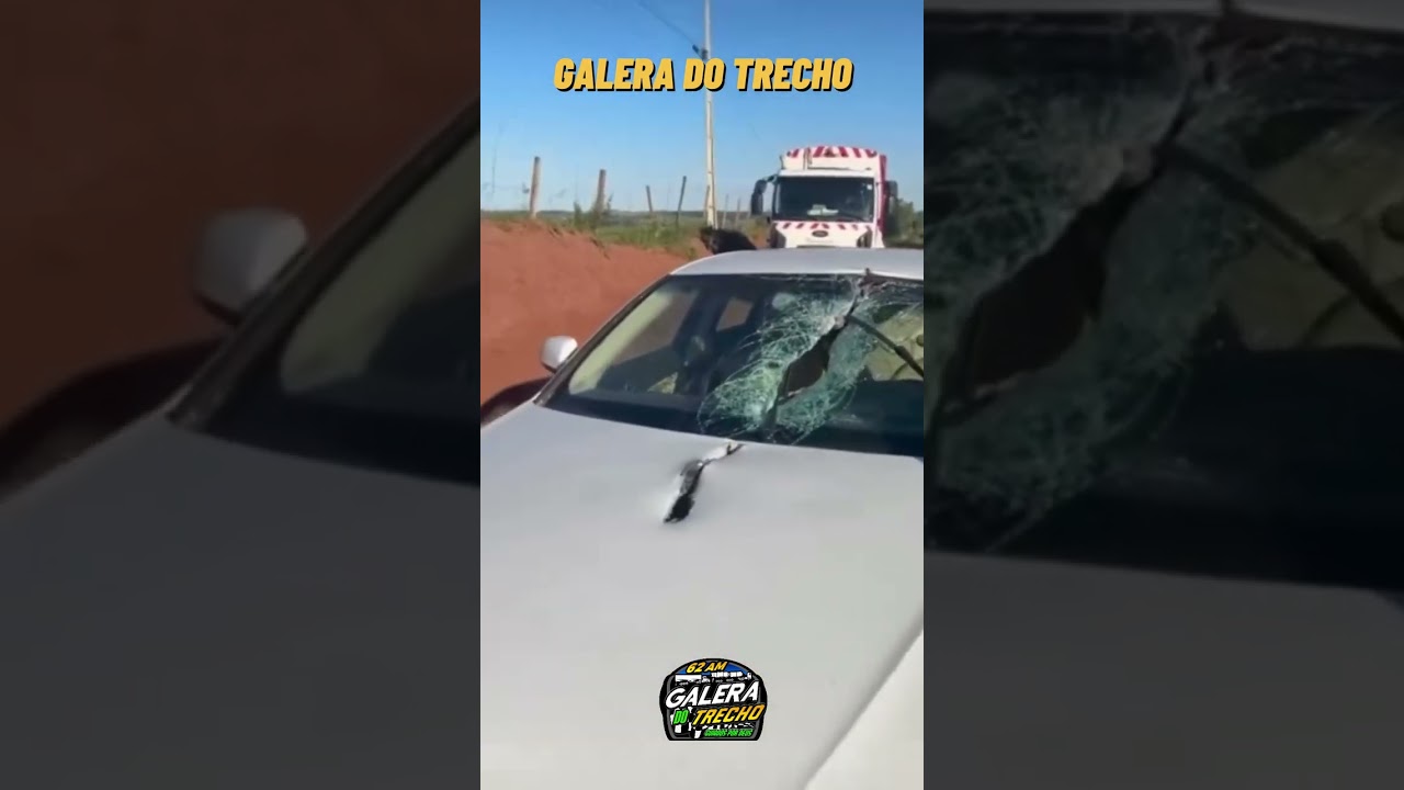 Um carro ficou destruído após ser atingido em cheio por uma peça que se soltou de um caminhão