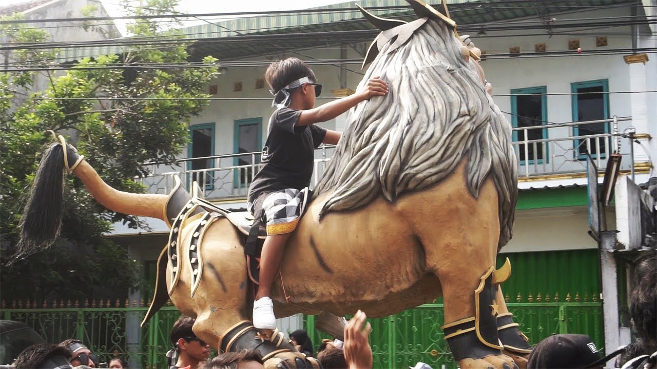 Parade ogoh ogoh, arak arakan kereta sapi kuda delman, kuda lumping  Kirab budaya jogja sidoarum