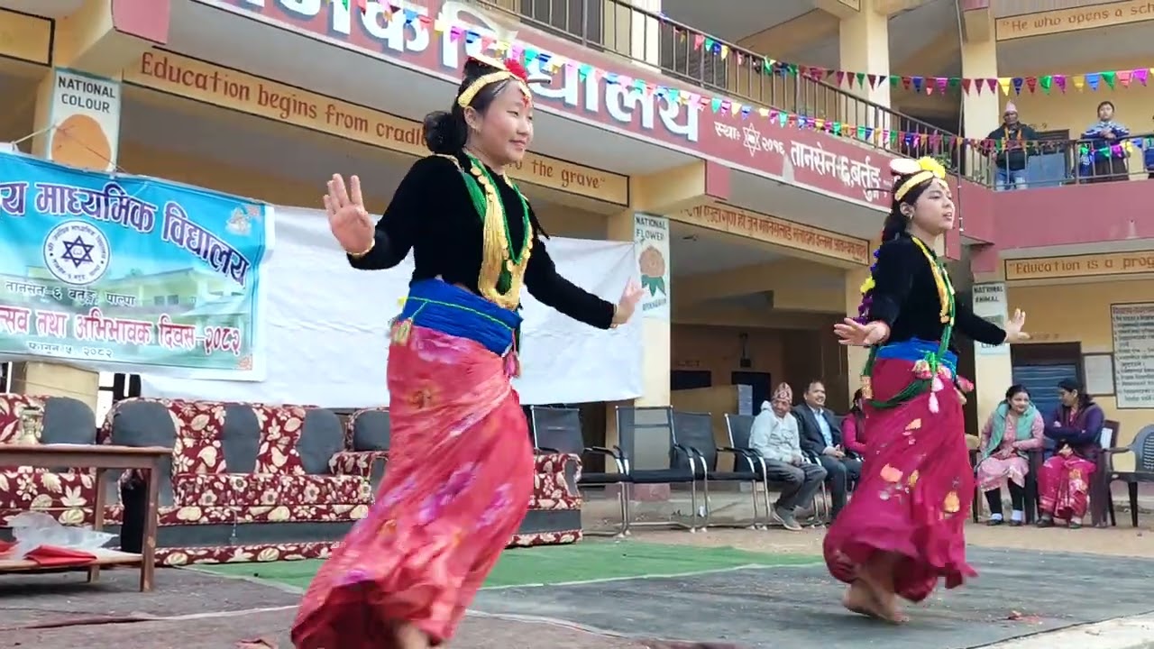 विद्यालयकाे वार्षिकोत्सब मा नृत्य 