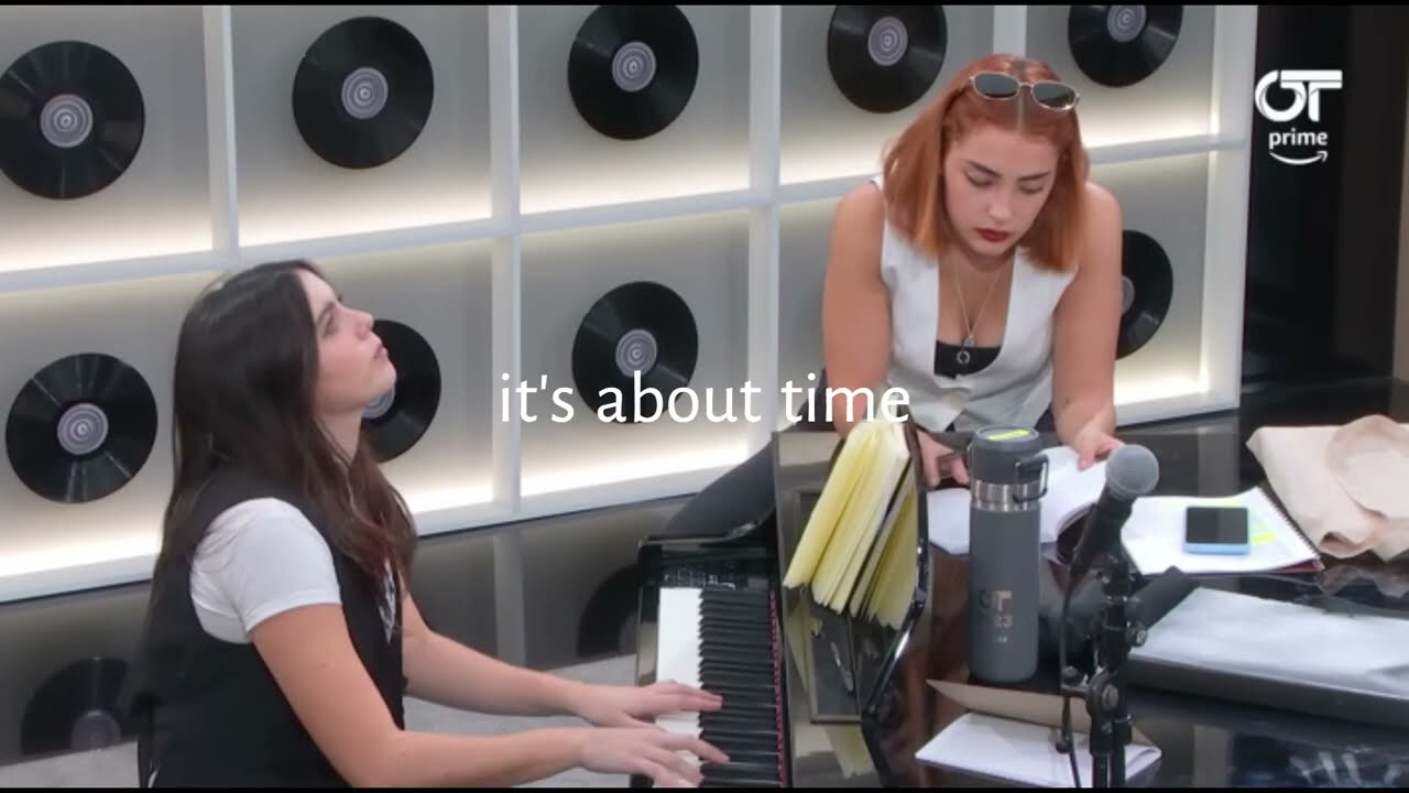 Chiara Oliver cantando su canción 