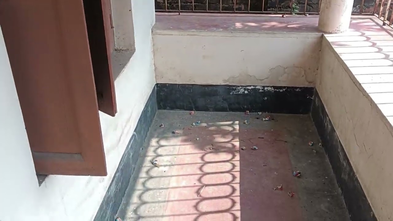 বাড়ি বিক্রি একদম বাস রাস্তার উপর ..