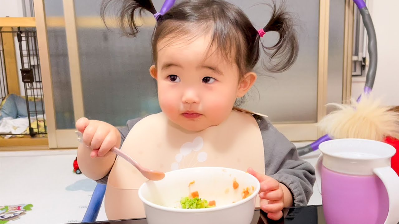 Omelet rice/broccoli with sesame sauce. She doesn't have enough to eat even after eating