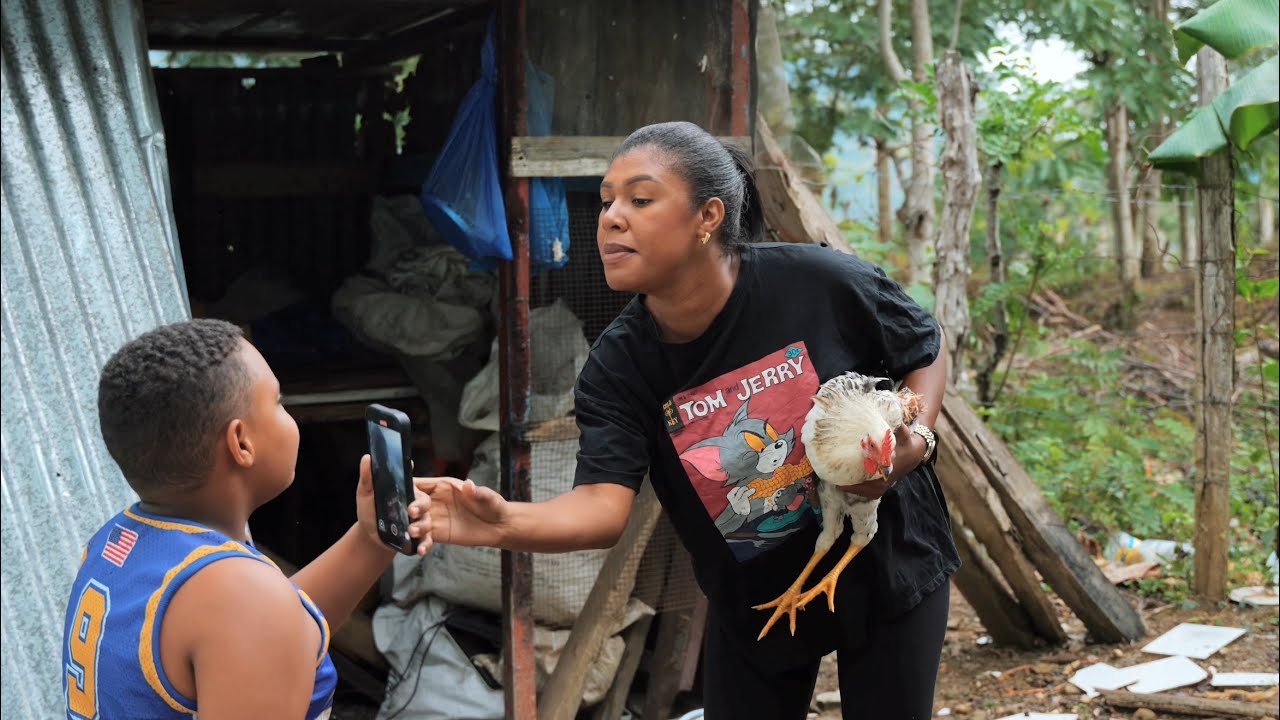 Le robaron su gallina y mira que ella le echó la culpa…￼
